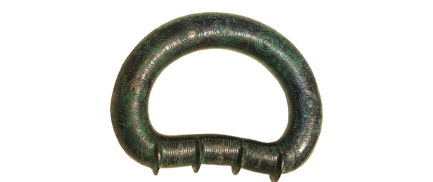 Steigbügelring mit 4 Querstegen Bronze, hohl gegossen ca. 900 v. Chr. Lichte Weite 4,5 x 7,5 cm