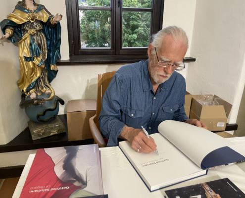 Gottfied Salzmann beim signieren der neuen Bücher